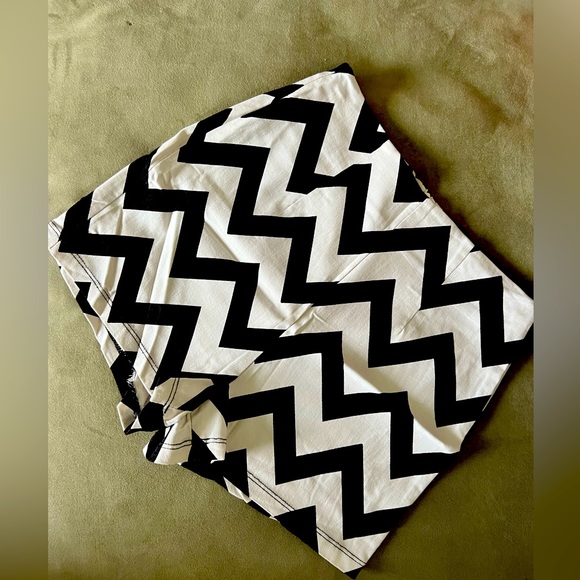 “Summer Sale” Short jean shorts with back zip. - Picture 1 of 3